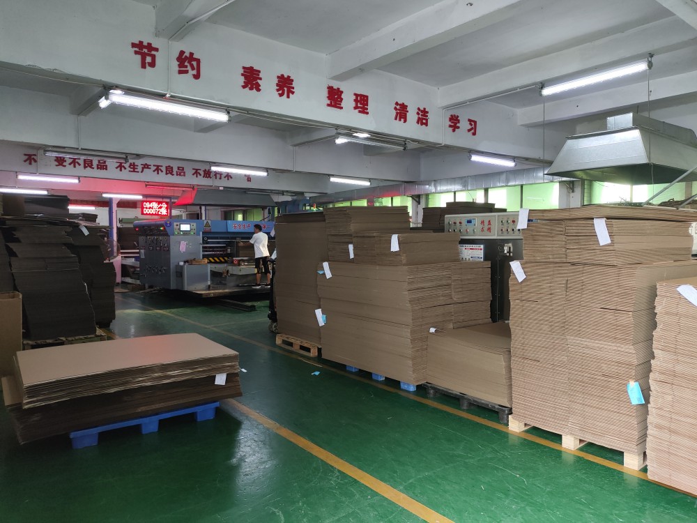 图2 瓦楞纸箱生产车间，自动化印刷开槽成型设备