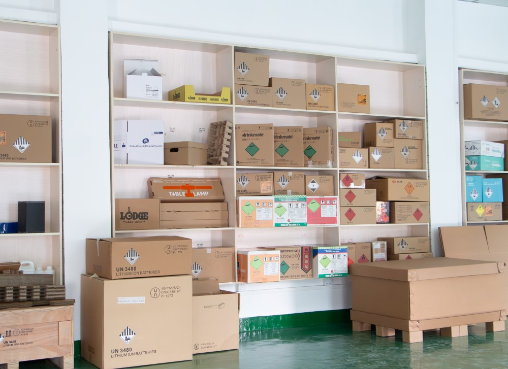 图1 多品类 UN 危包箱与重型瓦楞纸箱成品阵列（晨杰纸品深圳工厂实拍）