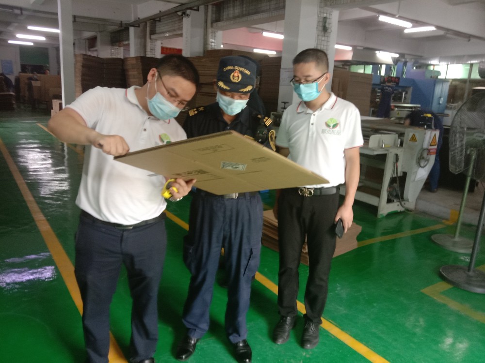  海关人员现场查验UN危险品纸箱，出口合规是刚性门槛