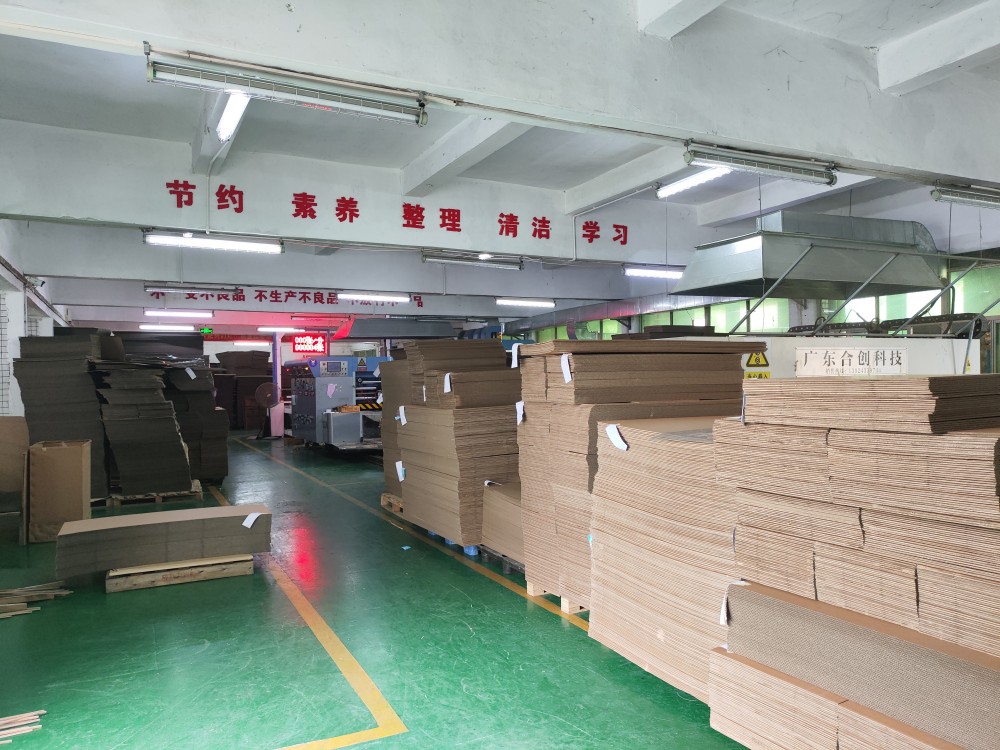  晨杰纸品仓库实景：标准化码放的瓦楞纸板