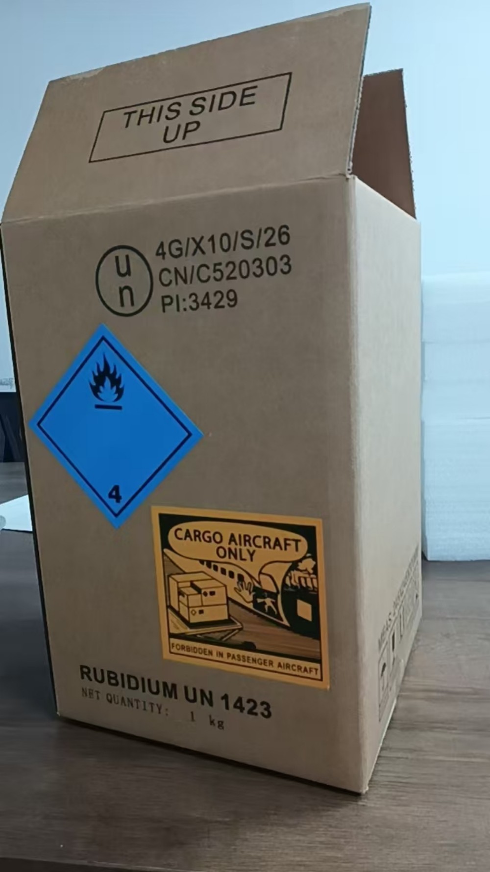 印有UN标识的危险品纸箱，体现设计端合规标签要求