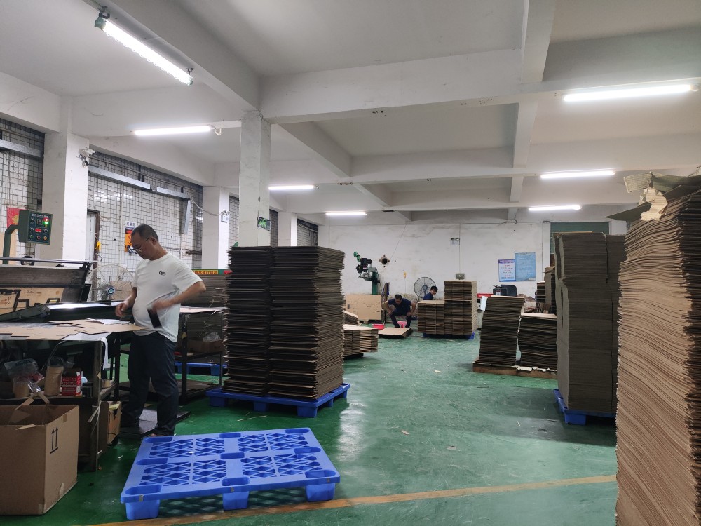 危险品包装纸箱生产车间与仓储实景