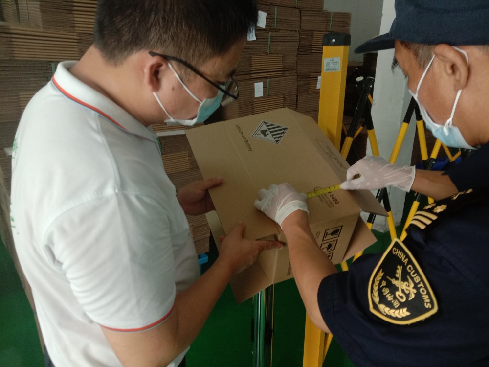 海关关员现场核对UN纸箱标识与包装规格