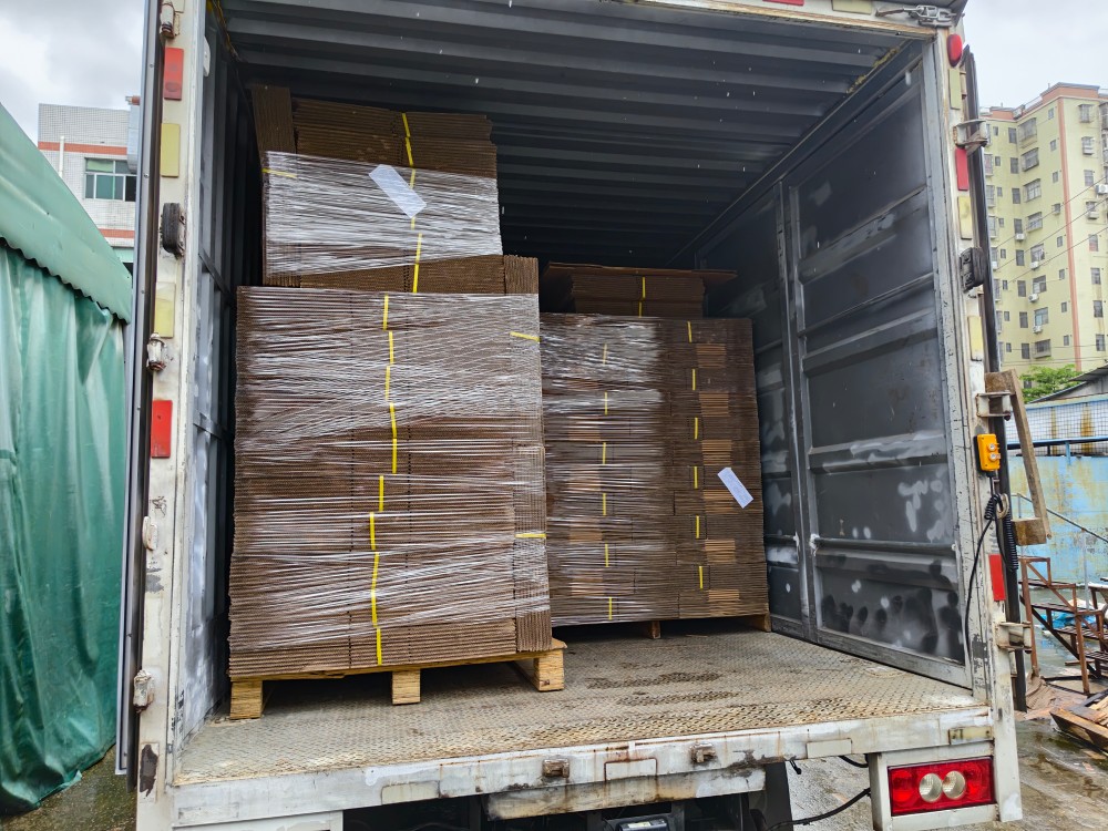 UN纸箱成品装车