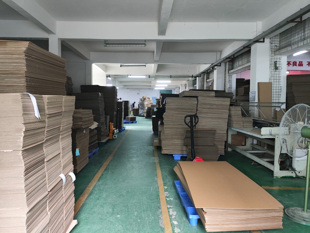 瓦楞纸板原料堆放实拍