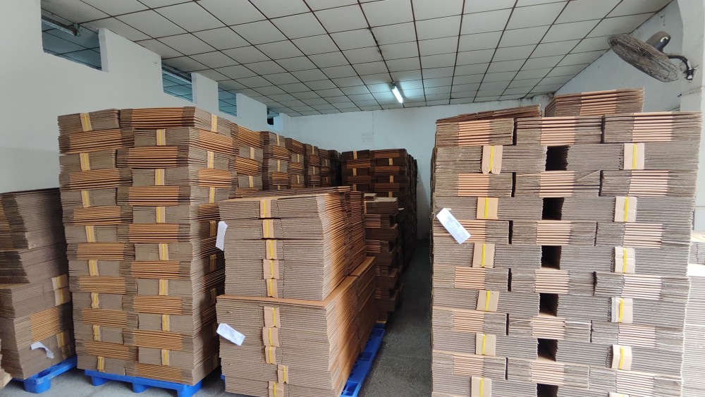 物流仓库中堆叠待出口的危险品瓦楞纸箱