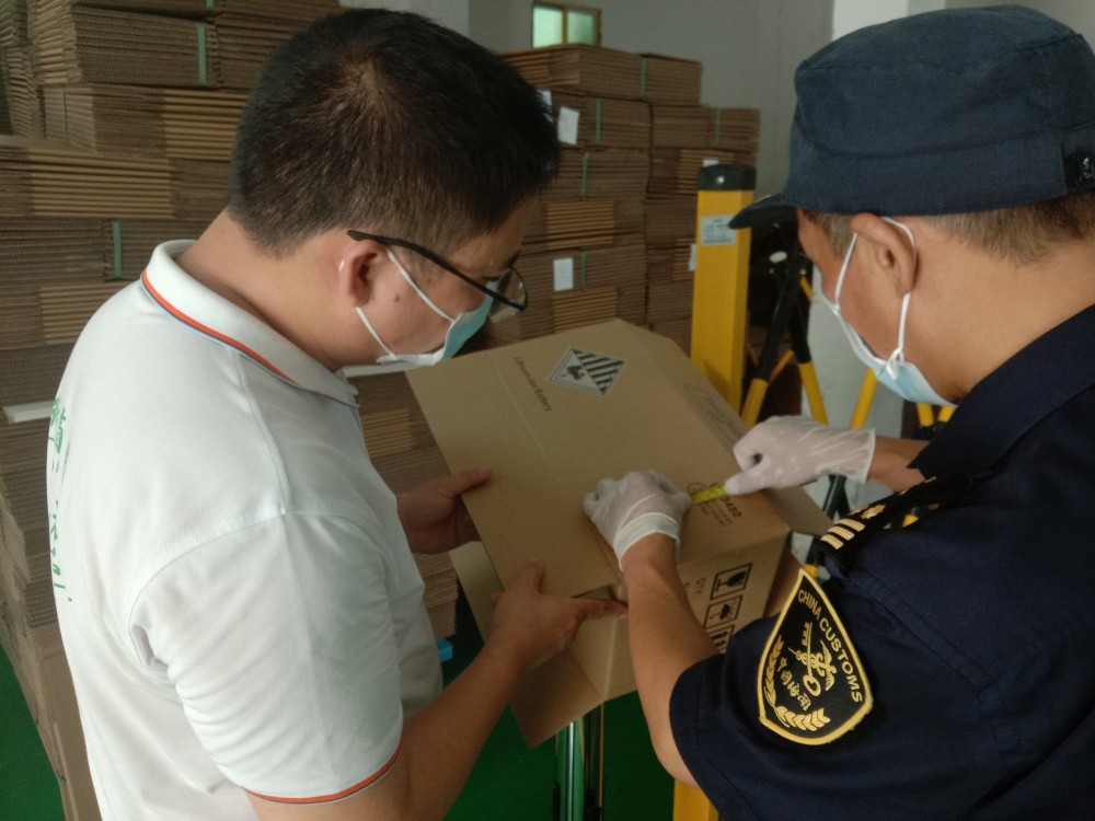 海关人员到厂检查危包性能合规图