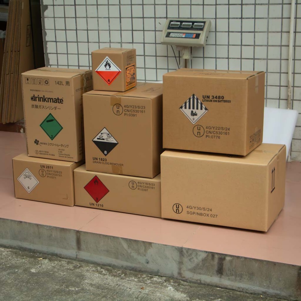 标准UN危险品纸箱产品展示，带电池标签与方向箭头标识
