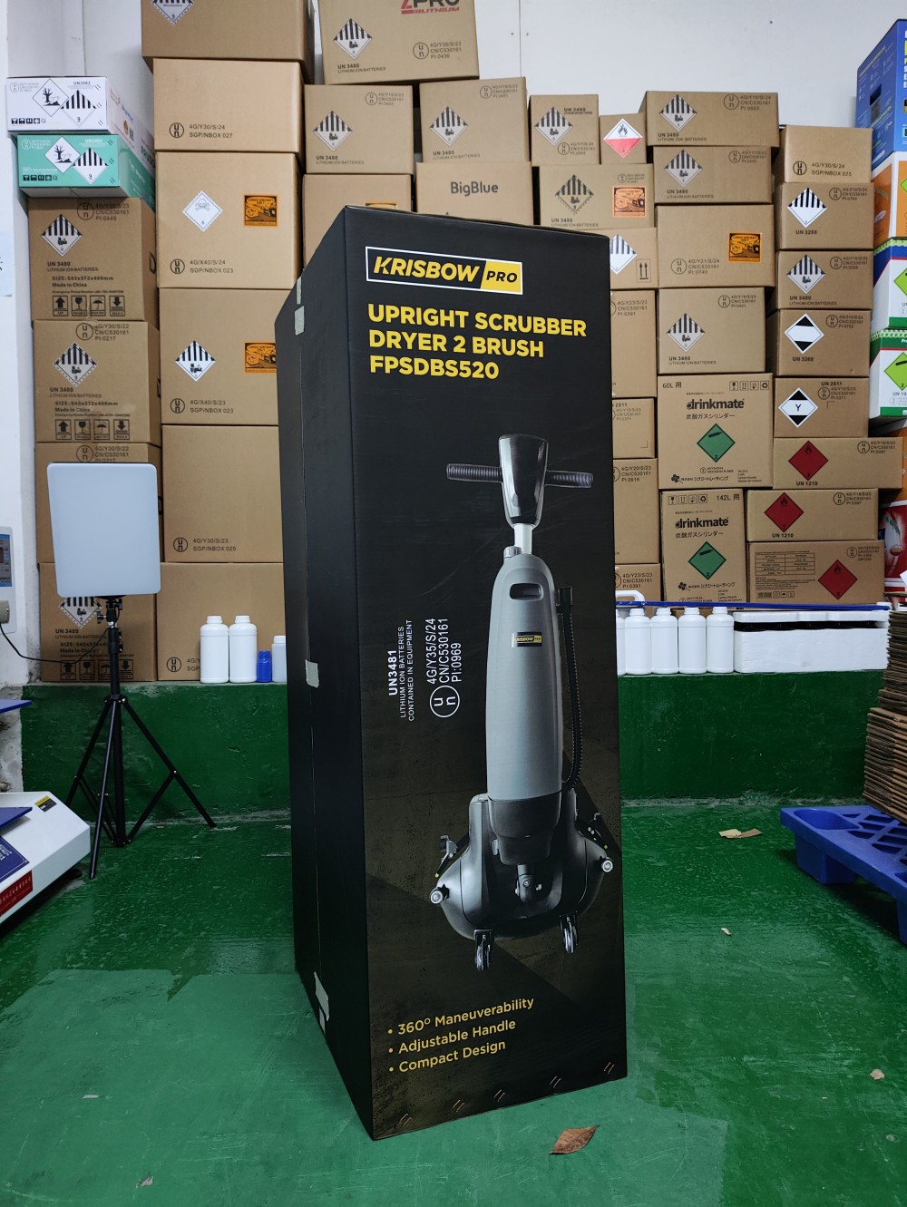 晨杰纸品生产的UN危险品纸箱成品，箱面UN标识与危险类别标贴清晰完整，适配小批量锂电池合规包装