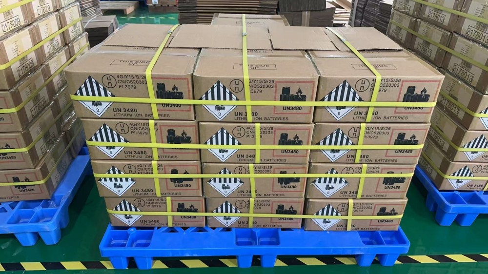 锂电池出口包装UN3480纸箱在托盘上成组码放，等待装柜出运