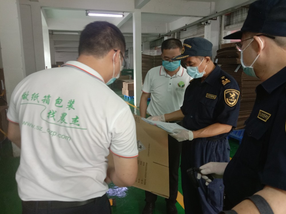 海关关员在厂区对锂电池UN危险品纸箱进行包装使用鉴定查验的现场