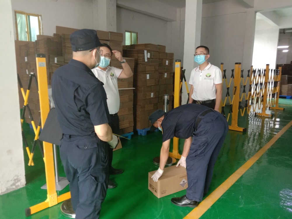 海关查验与验厂现场，工作人员核对危险品SDS、UN包装与运输标志，对应进口清关"三一致"核验环节。
